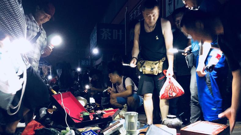 北京鬼市,最“鬼”的终究还是人